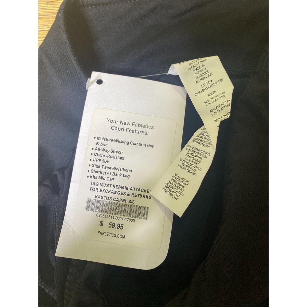 NEW Fabletics Kastos Capri Legging Black Small - Picture 9 of 9